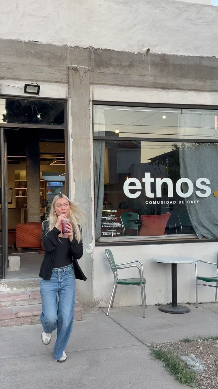 Fachada de Café Etnos, donde Kiki The Cake Shop elabora y entrega los pedidos