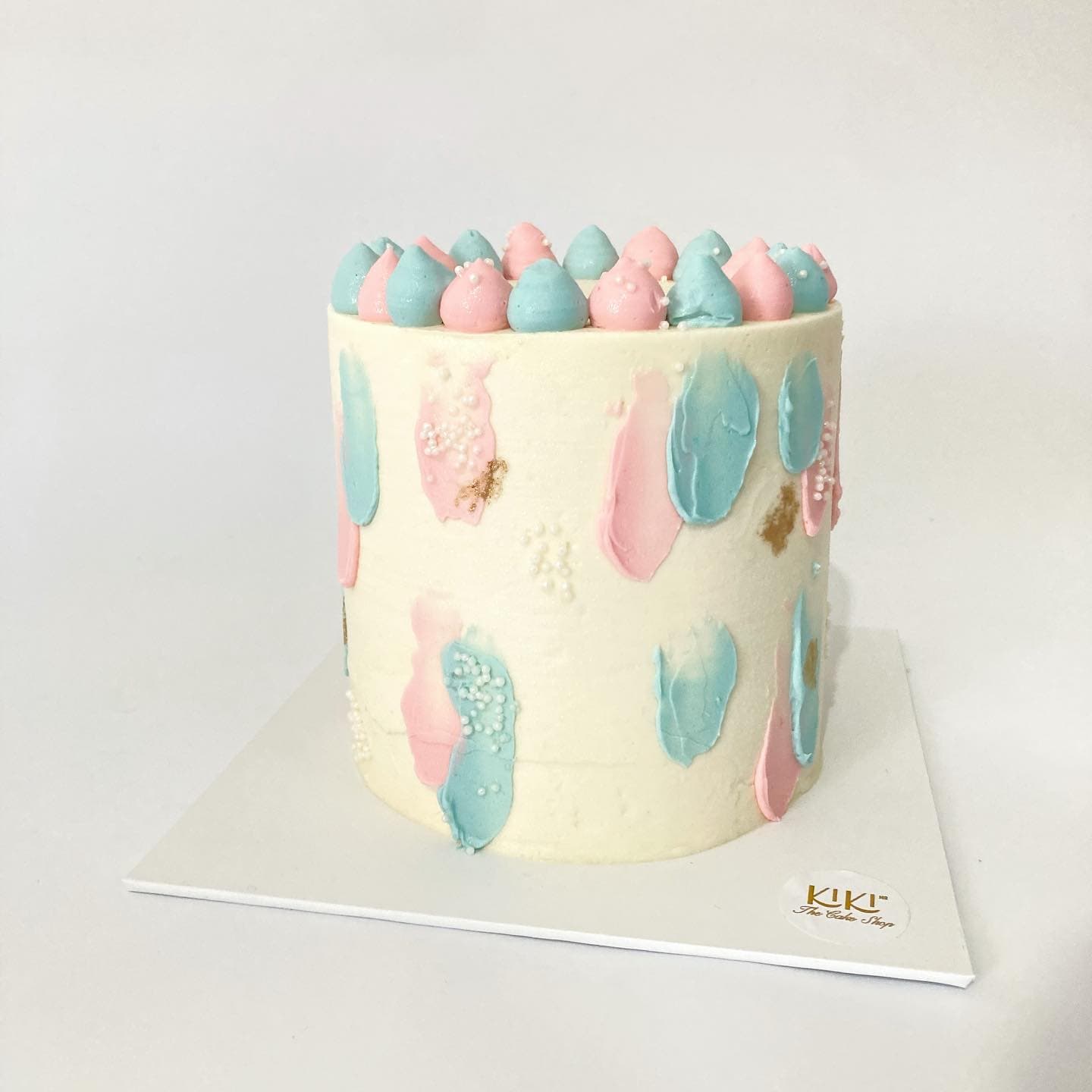 Pastel blanco con trazos pintados a mano en rosa y azul pastel