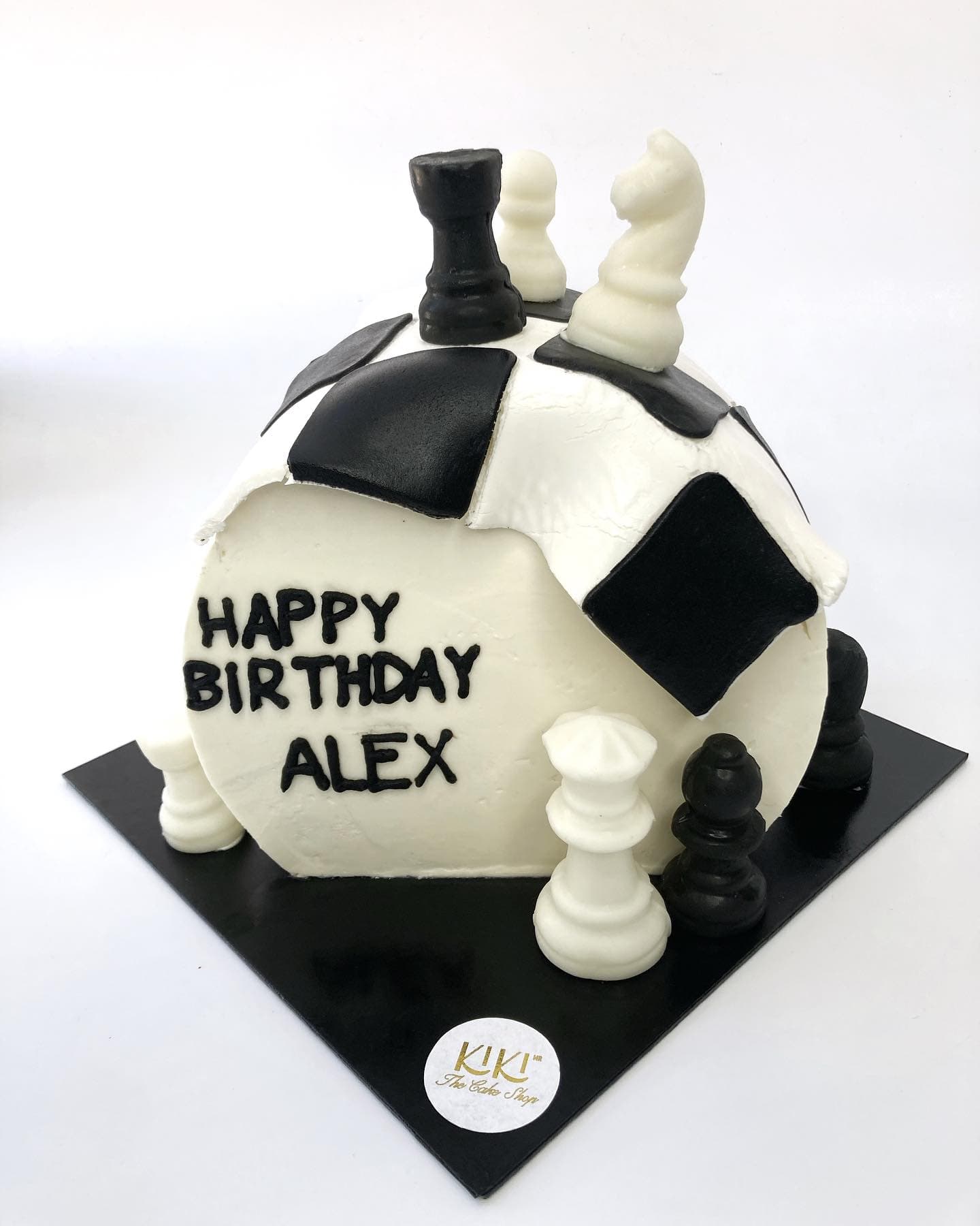 Pastel temático de ajedrez con piezas y mensaje de cumpleaños