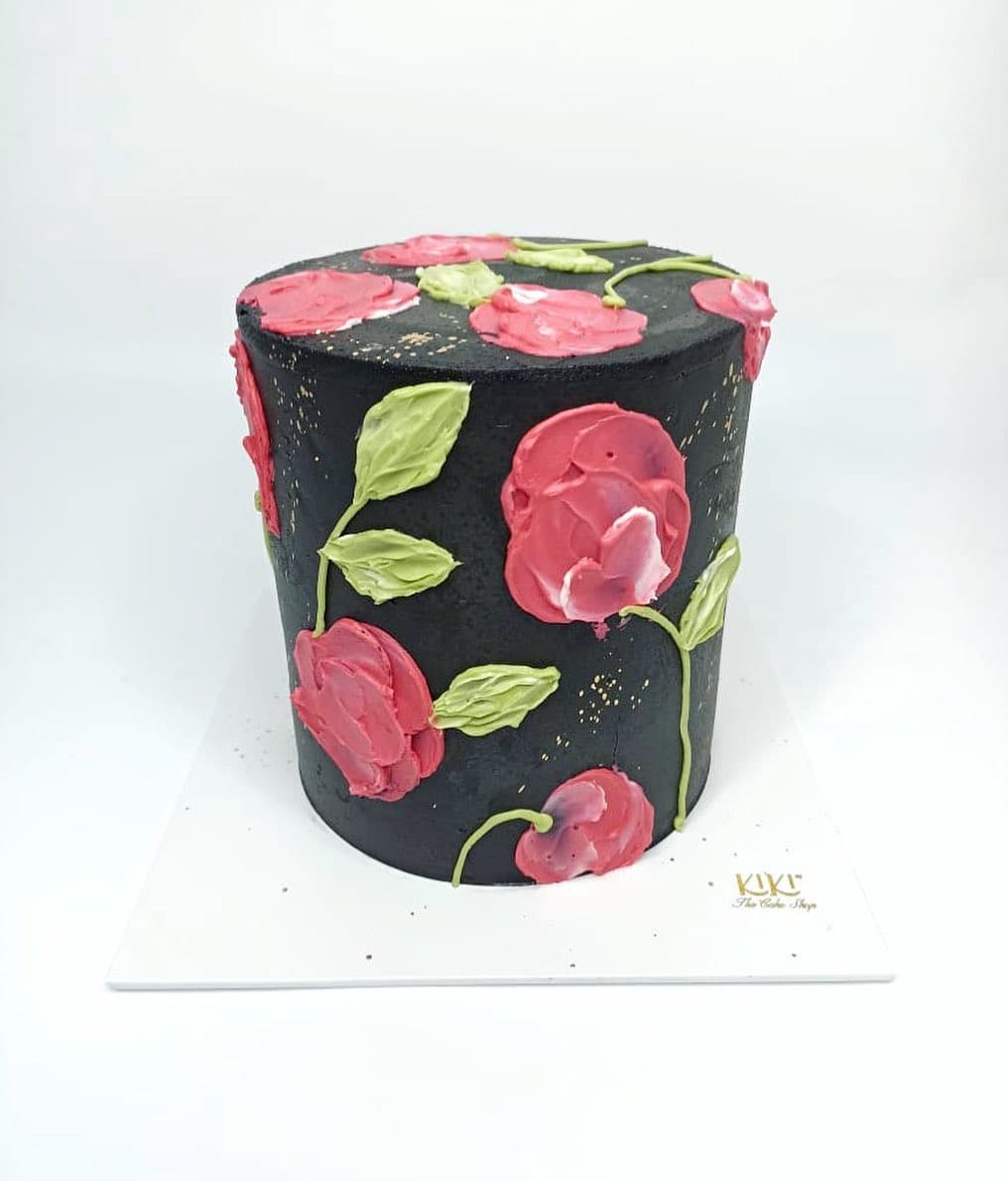 Pastel negro con rosas rojas y hojas verdes pintadas a mano